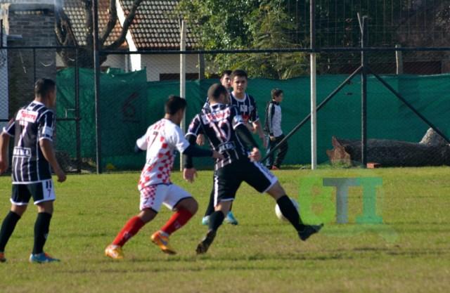 Futbol. Atlético ganó y manda en la zona B
