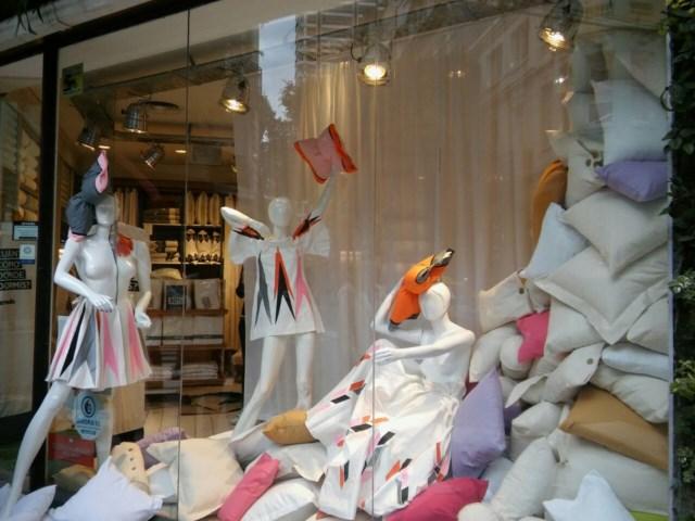 Decoradores y diseñadores de moda intervienen vidrieras