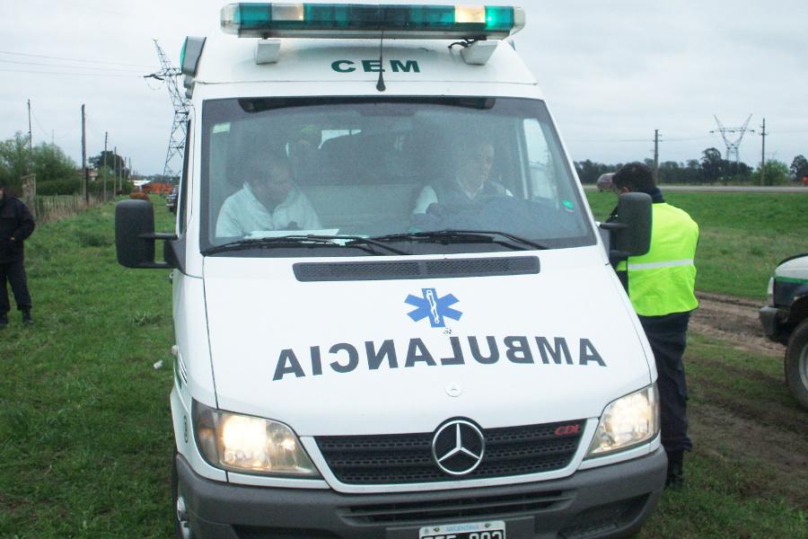 Accidente entre una moto y la ambulancia del CEM