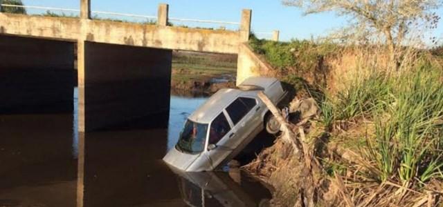 San Pedro: Un auto cayó al arroyo en el camino a Vta. de Obligado