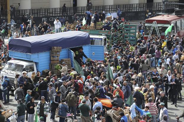Productores regalaron verdura en Plaza de Mayo