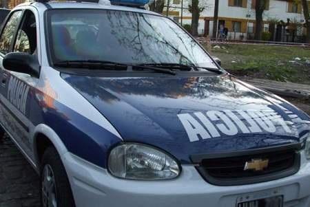 Dos jóvenes en moto chocaron a otra y se fugaron dejando una persona herida