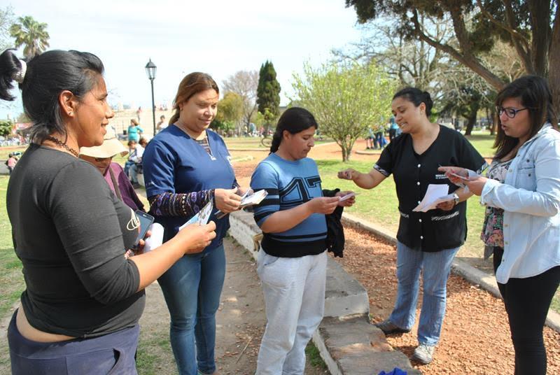 En el día de la sanidad se entregaron folletos preventivos en la Plaza Colón