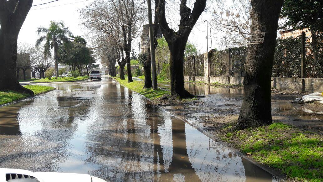 Derrame de agua sobre calle Tomas Edison