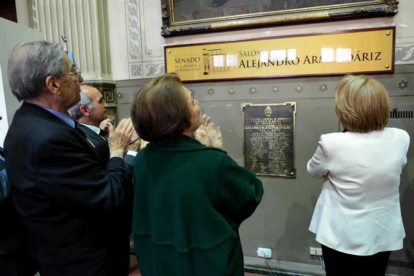 El salón de ingreso al Senado fue nombrado en homenaje al primer gobernador del retorno a la democracia.
