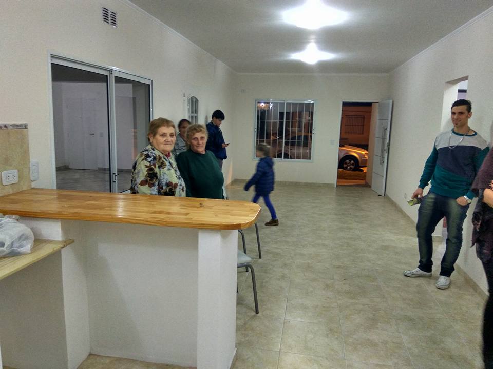 Mimí López y Ana Maria Tizón de Alsina, ganadoras de la Casa de la Rifa del Hospital