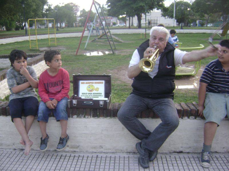 Jorge Máximo busca alegrar la vida mediante la música