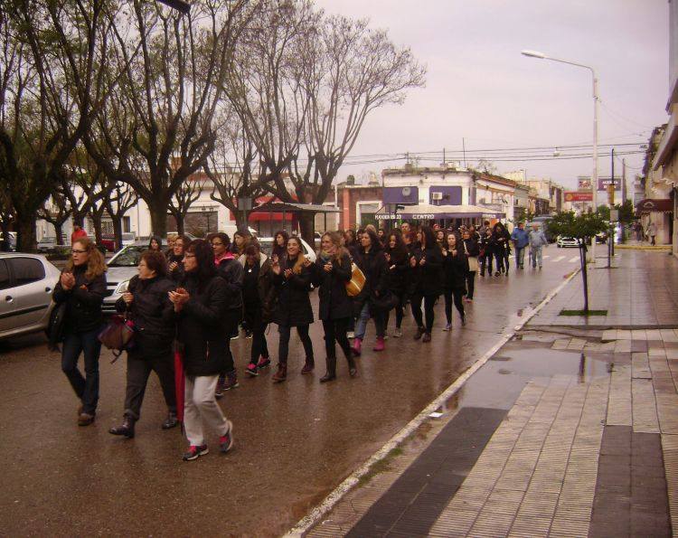 ¡Mujeres tenían que ser!. Bajo la lluvia y el viento se realizó la marcha bajo la consigna «Ni una menos»