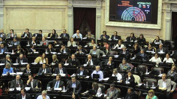 El sueldo de diputados y senadores aumentó casi un 50% y hay polémica