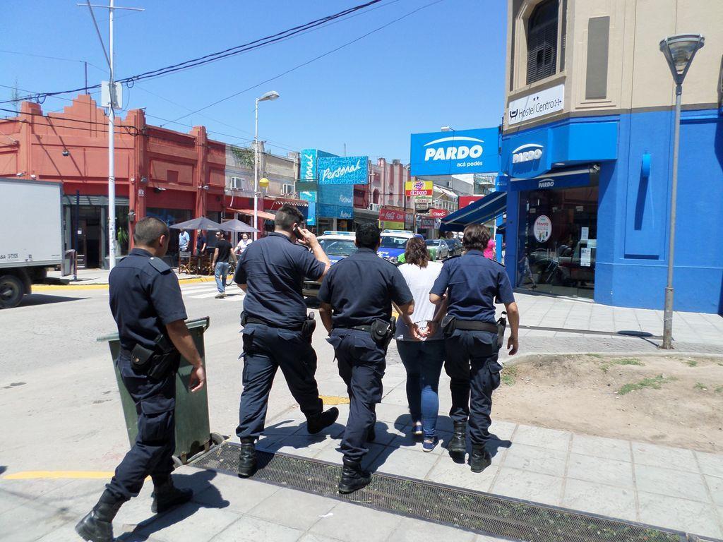 Se casó su ex, fue, lo golpeó y terminó aprehendida