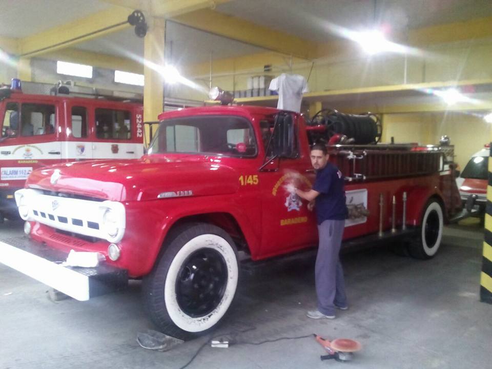 Bomberos celebra sus 65 años con gran despliegue en la rotonda