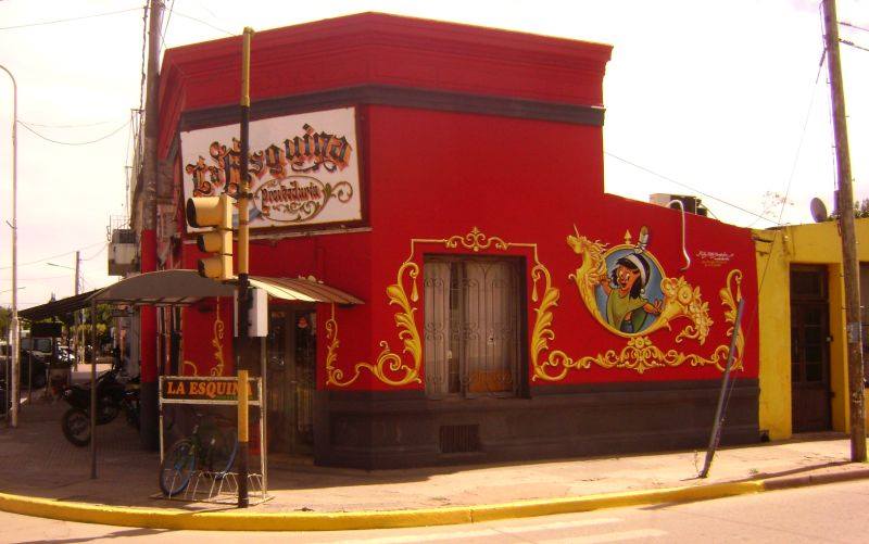 Pintan el frente de un comercio mediante el arte del filete