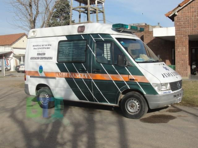 Un motociclista se fracturó una de sus piernas al chocar contra un auto