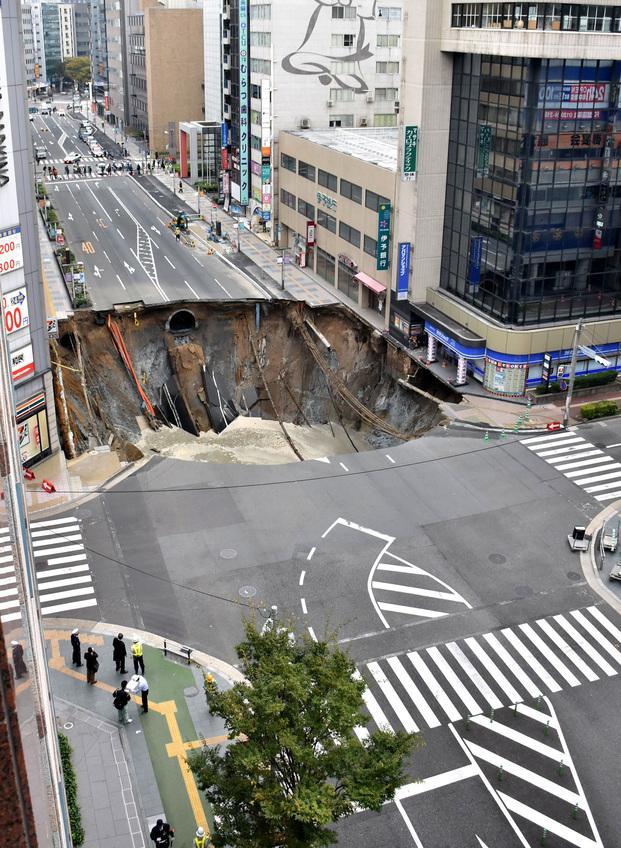 Hundimiento de la calle provoca pánico en ciudad japonesa