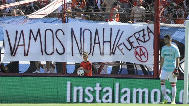 La bandera para Noah que mostró la hinchada de River