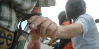 Le roban los celulares a dos jóvenes en la costa