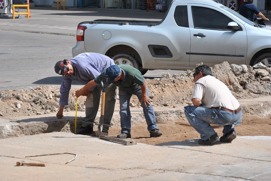 Reparación de hormigón en la intersección de San Martín y Ameghino