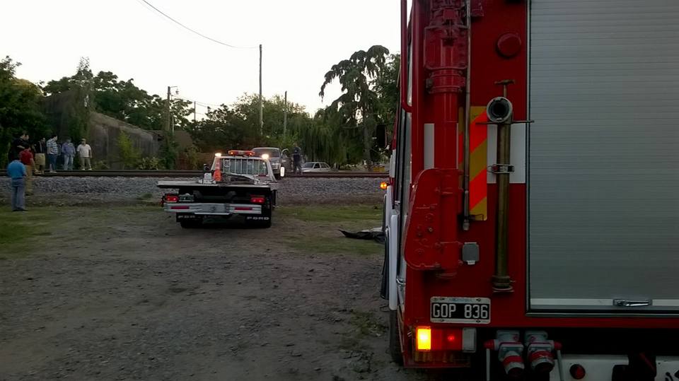 Un auto quedó enganchado en las vías