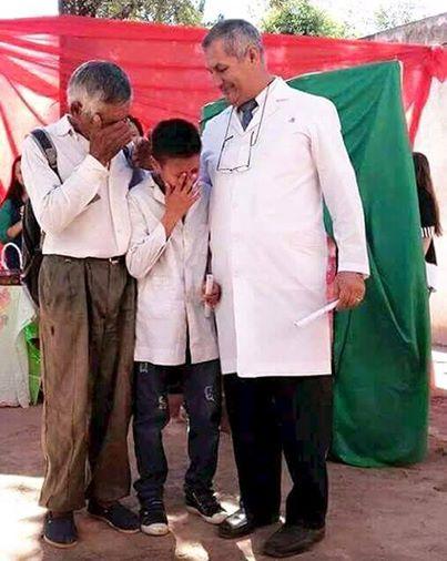 La emotiva historia de Efraín: caminaba 6 km para ir a la escuela y una foto de su graduación se volvió viral