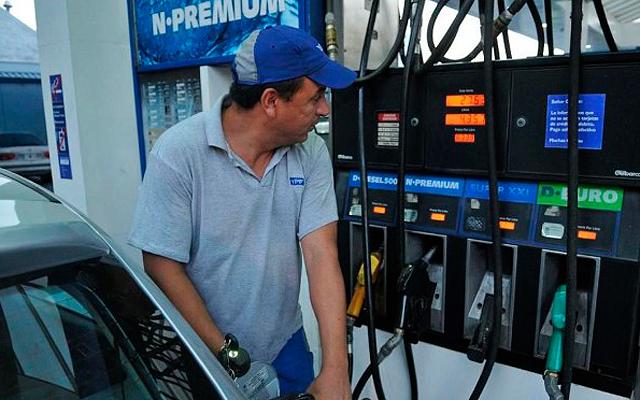 Aranguren confirmó nuevas subas «graduales» en naftas