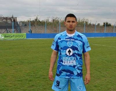 Estuvo preso y ahora es la gran figura de un club de la Primera C