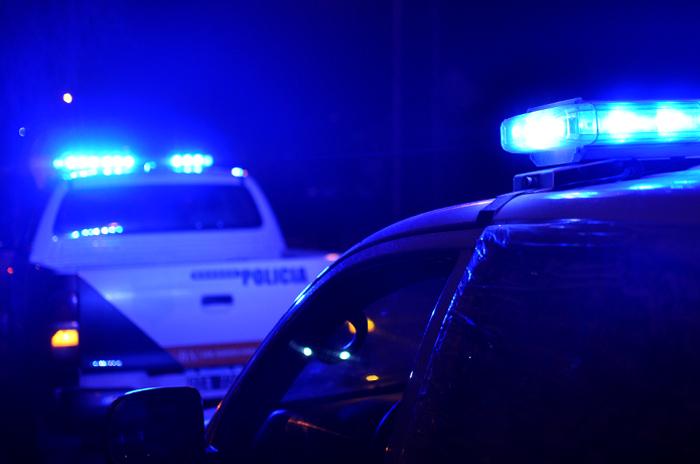 Detienen a dos jóvenes que realizaban maniobras peligrosas con una moto y chocaron un auto