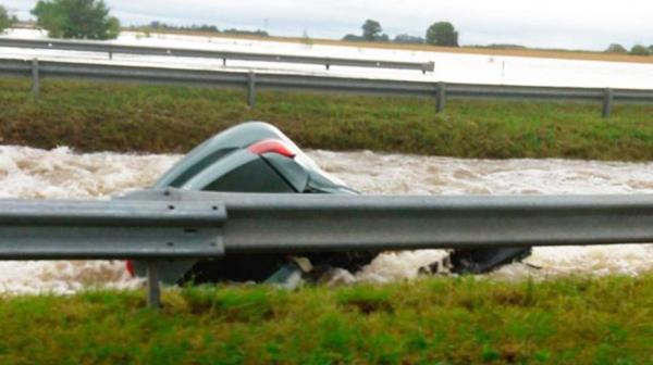 Ramallo: cayó un auto a un arroyo y los ocupantes están desaparecidos