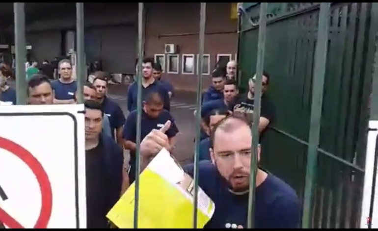 Con un fuerte operativo policial, Clarín cierra su planta gráfica y despide a 300 personas