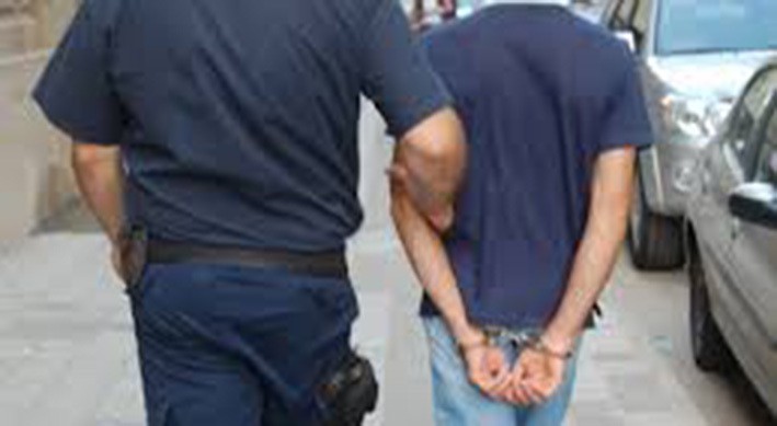 Robó una garrafa y se cayó del techo. Fue aprehendido