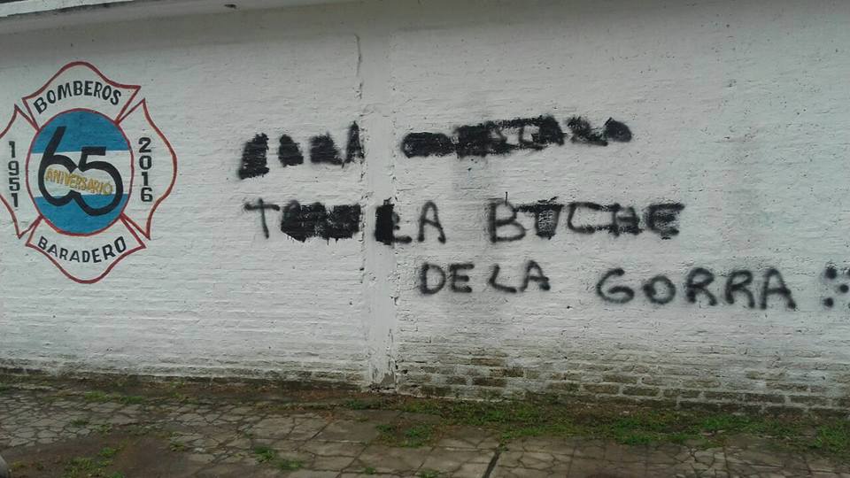 Lamentable. Pintadas en el paredón de bomberos