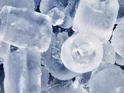 Le arrojan un trozo de hielo a una agente policial
