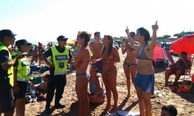 La Policía echa de la playa a tres chicas que hacían topless