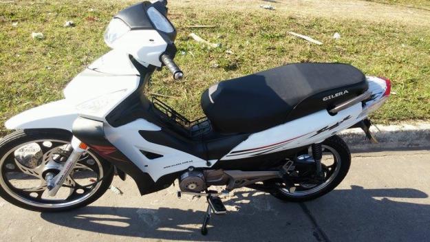 Le roban la moto estacionada en la vereda de su domicilio