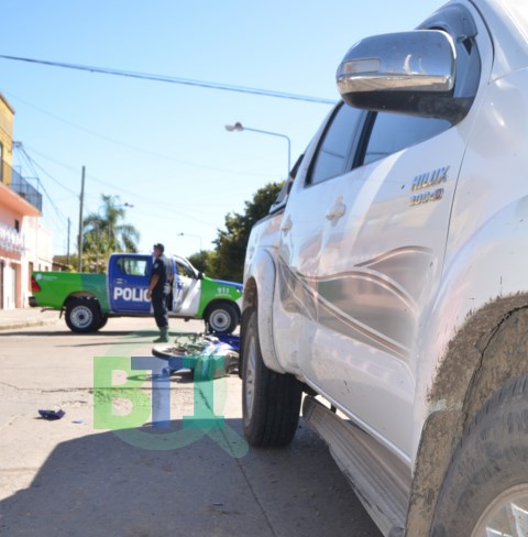 Accidente entre una camioneta y moto. Un herido
