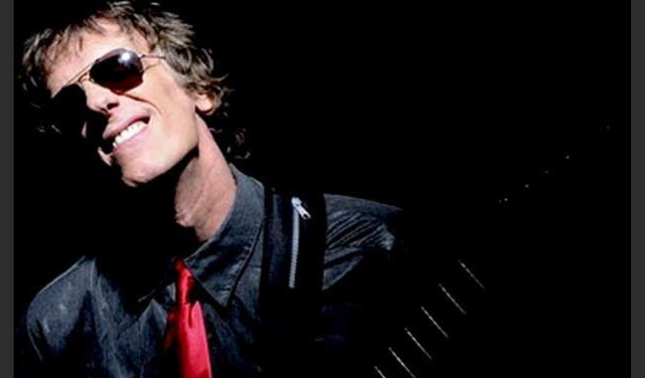 En homenaje a Luis Alberto Spinetta, se celebra el Día del Músico
