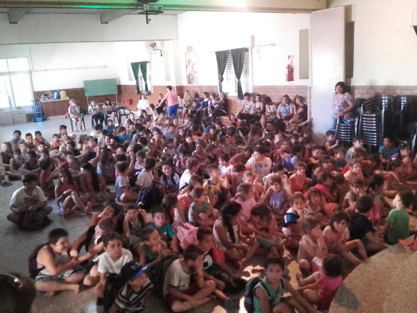 Los chicos disfrutaron de la obra teatral “Secretos del campamento”