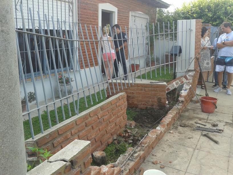 Chocó contra el frente de una vivienda y huyó