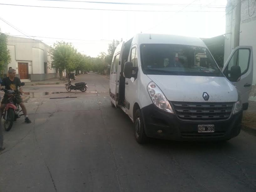 Otro accidente entre moto y auto. Un herido de consideración