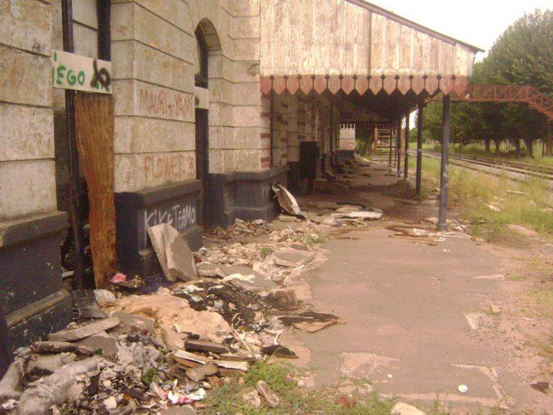 El edificio de la estación: quemado, sucio y abandonado