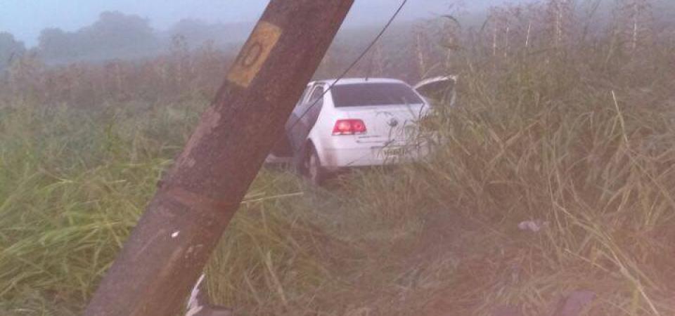 Se durmió y chocó un poste de luz en la ruta 191