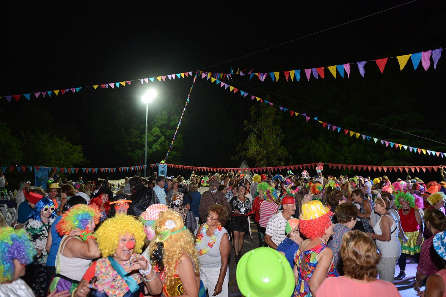 Más de 400 adultos mayores de Tigre vivieron una fiesta a puro color y alegría