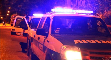 Menor escapó de control policial, fue interceptado y un familiar golpeó a una inspectora