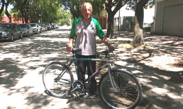 Tiene 90 años y hace 20 kilómetros en bici por día