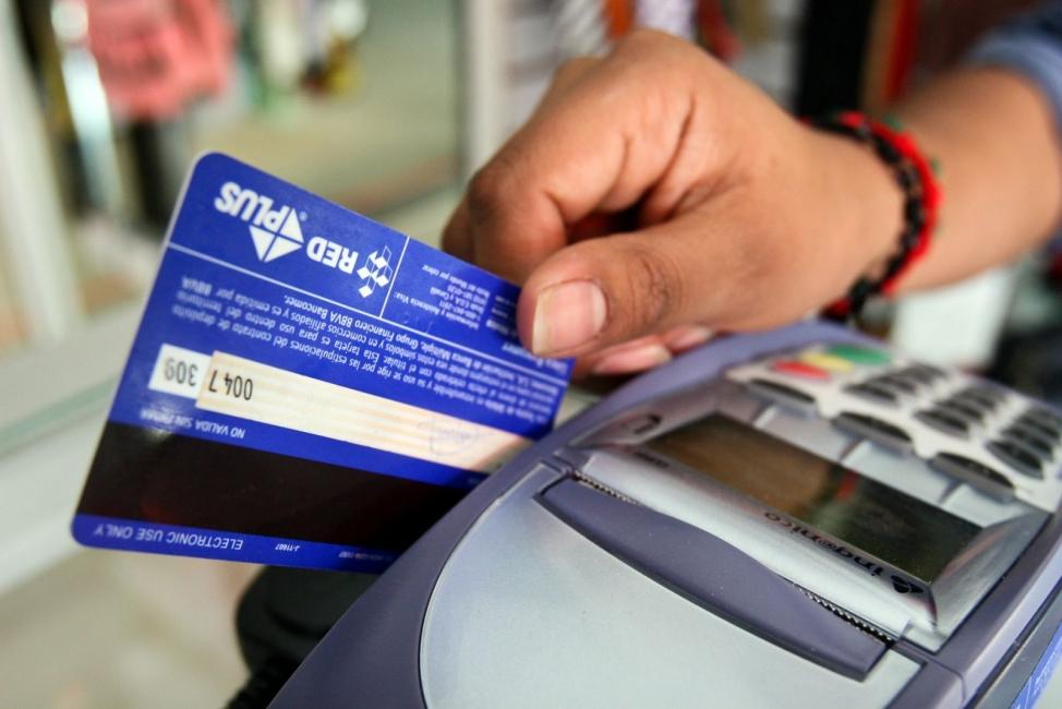 La AFIP multará a los comercios que no acepten pagos con tarjeta de débito bancaria