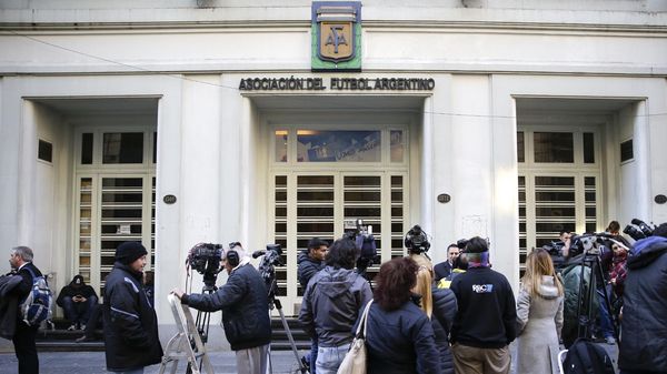 Los clubes de Primera y del Ascenso llegaron a un acuerdo y el fútbol arrancaría el 3 de marzo
