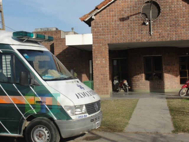 Se cayó de la camioneta cuando hacia un flete y terminó en el hospital