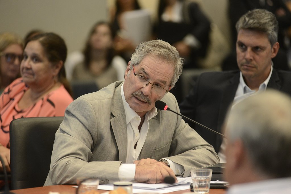 Solá: “La explicación del ministro Aguad ha sido extremadamente pobre”