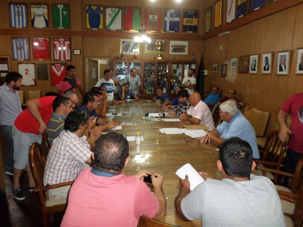 Fútbol: La asamblea no permitió el cambio de reglamento pero lo clubes afectados podrán jugar igual