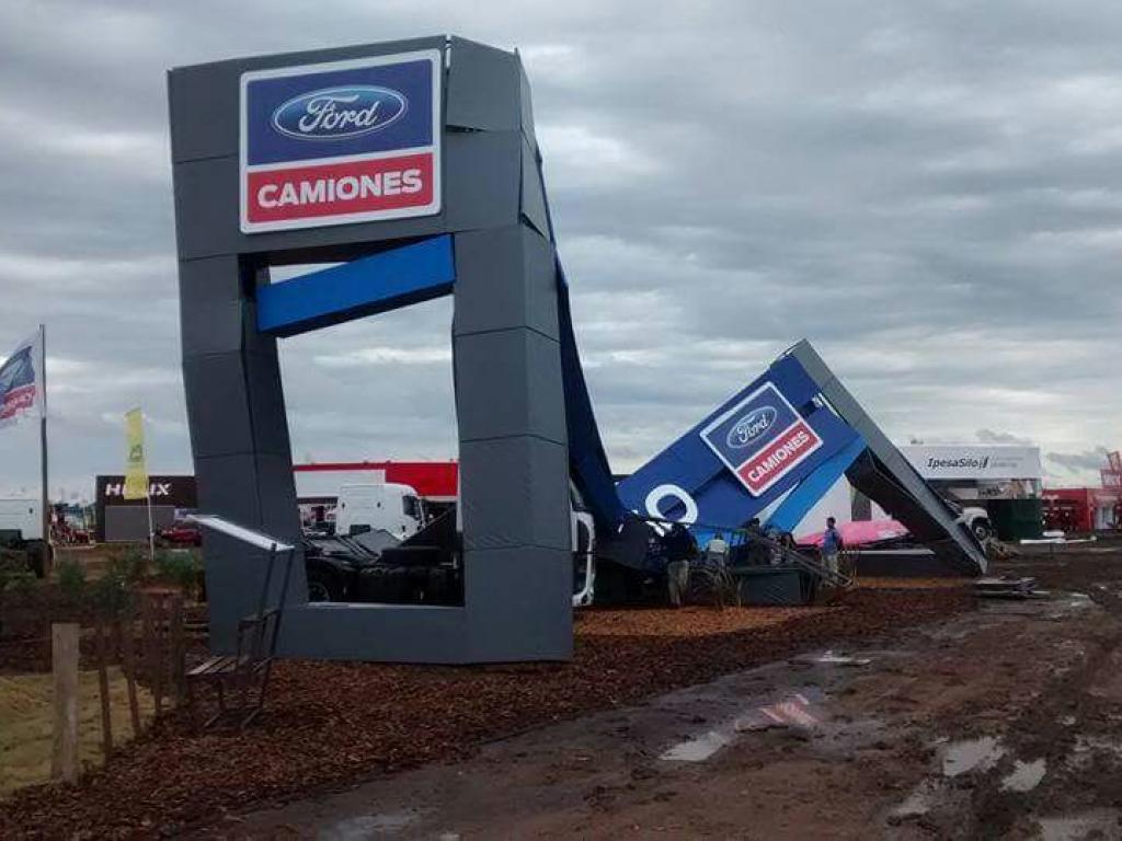 El temporal de la madrugada voló y destruyó varios stands de Expoagro
