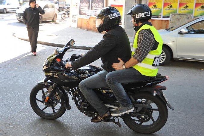 Chalecos y patente, los cambios para circular en moto en todo el país